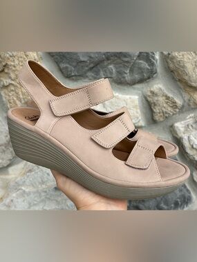 Clarks Reedly Juno Wedge Sandals Size 9 Beige Adjustable Comfort Shoe Cushioned